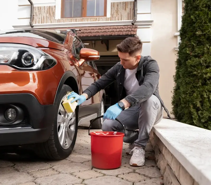 Lavage auto à domicile Bouaye : professionnel intervenant sur un véhicule
